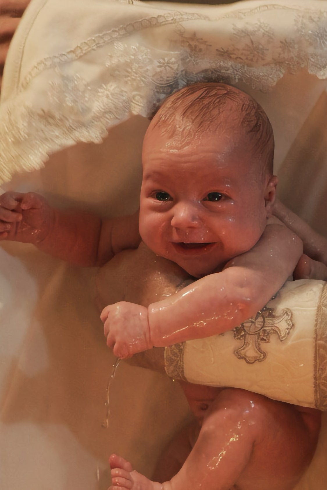 Детали обряда Крещения: руки священника и текстура святой воды. Достоинство фактуры и игра теней в пространстве Храма на Крови. Фотограф Илья Антропов.