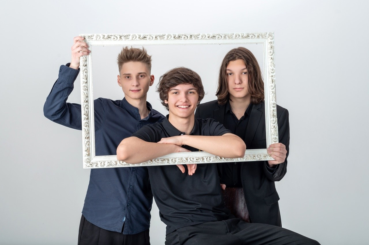 Парни старшеклассники вылезли в рамку от картины чтобы красиво спозировать фотографу.