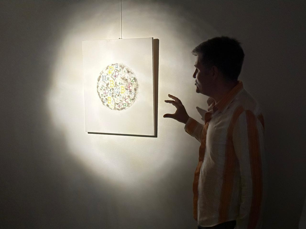 Затемненный зал с произведением «КриптоЛуна»