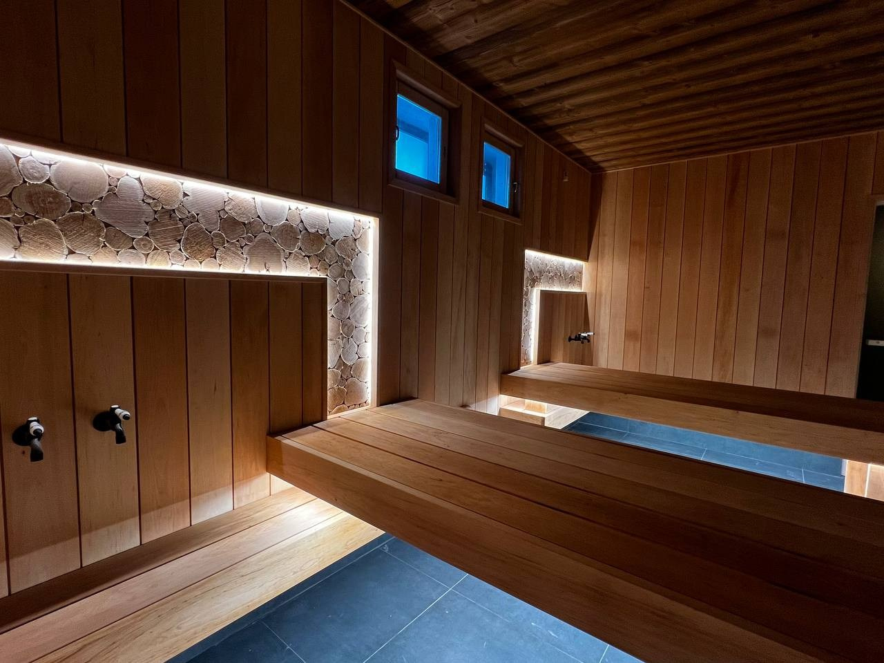 Просторная парная в Хюгге на озере. Создана для работы сразу двух, а то и трех пармастеров. Незабываемое парение обеспечено, проверяли лично. SaunaTopMasters