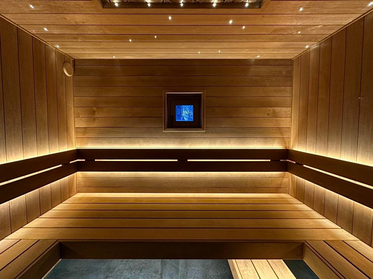 Брутальная парная в Озерках выполнена из термоольхи 135 мм. А среди звездного неба красуется панно из срезов можжевельника. SaunaTopMasters