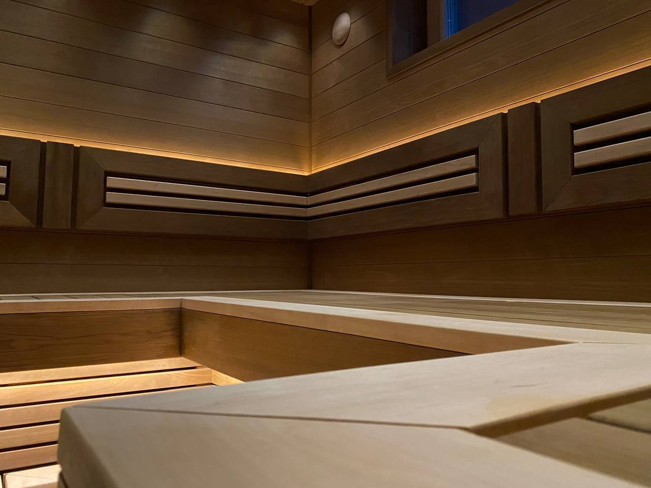 Баня в Аудио: печь Атмосфера, П-образные полки, звёздное небо и оптоволоконная подсветка создают уют и магию в парной. SaunaTopMasters