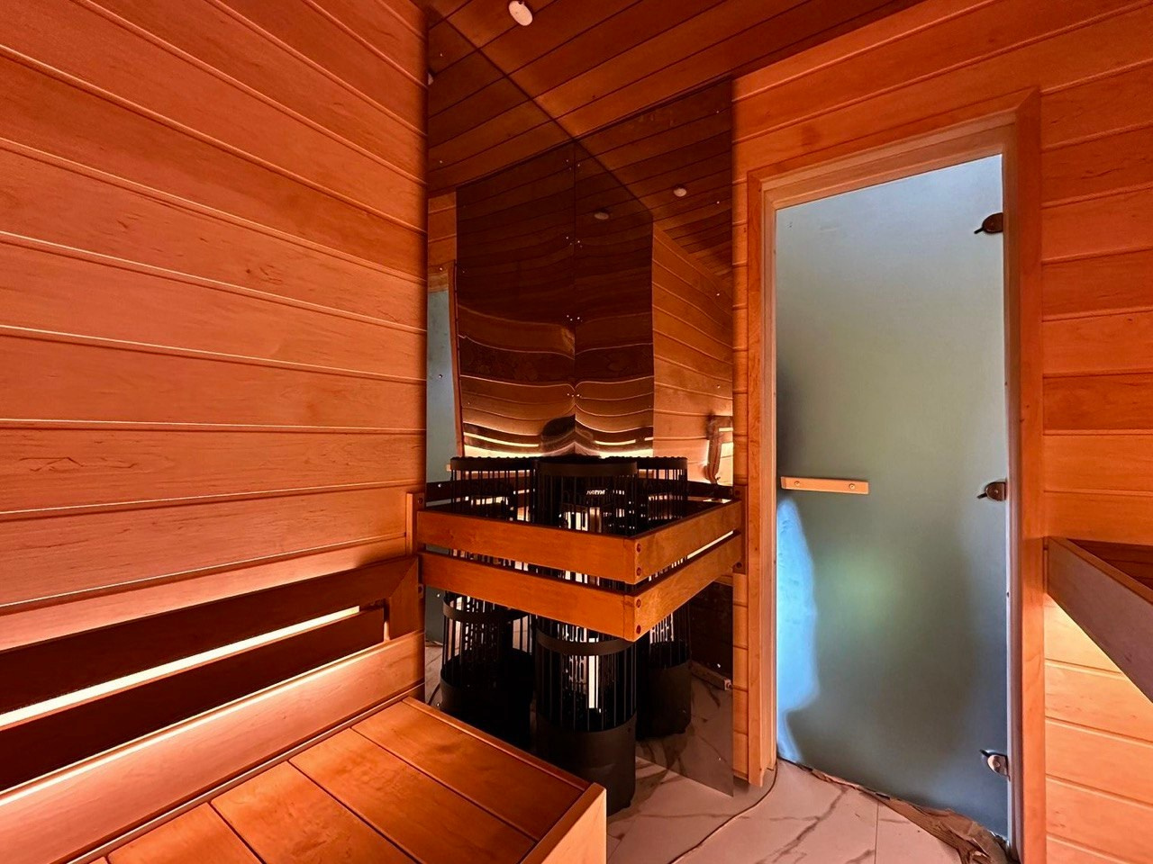 Сауна в Ольшаниках: просторный верхний полог для жаркого пара и уютный нижний — для юных ценителей бани. SaunaTopMasters