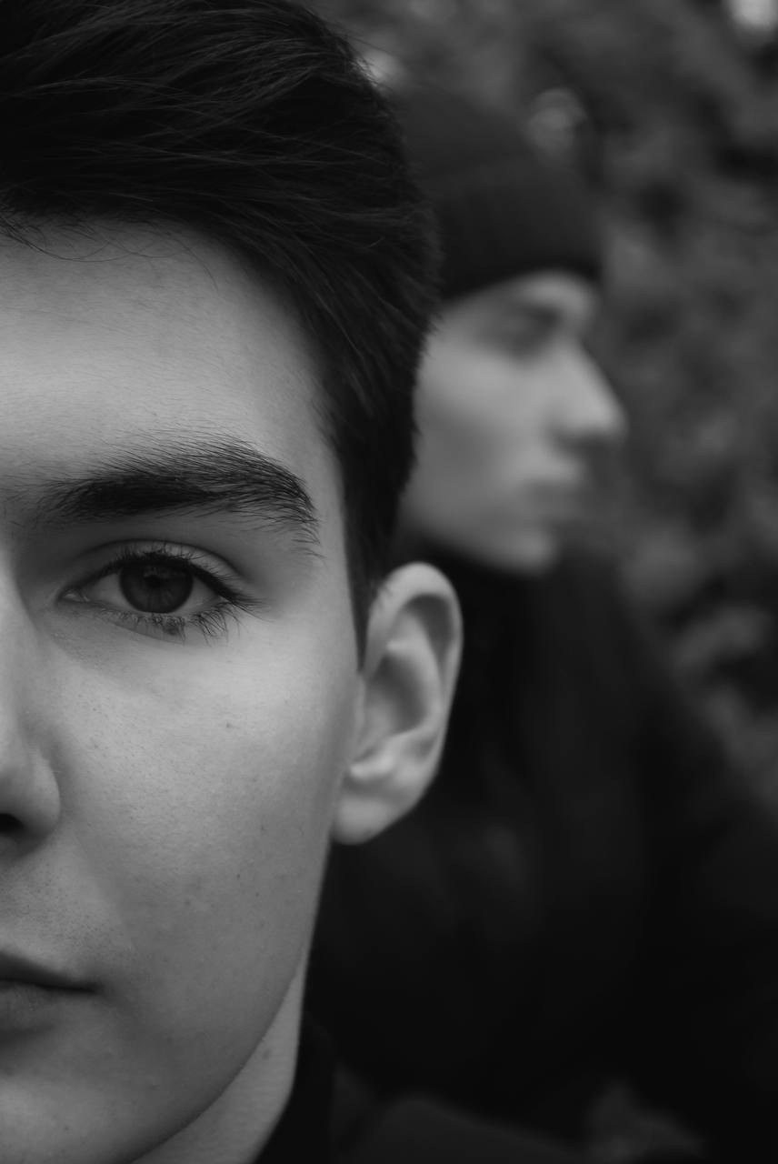 Уличная съемка — Александр и Богдан. Портретный фотограф в Орле. Готовые фото за 3 дня! Помощь в позировании. Советы по организации