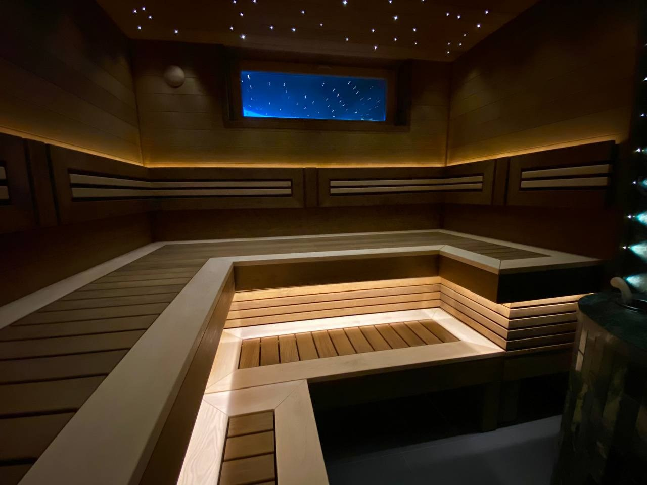 Баня в Аудио: печь Атмосфера, П-образные полки, звёздное небо и оптоволоконная подсветка создают уют и магию в парной. SaunaTopMasters