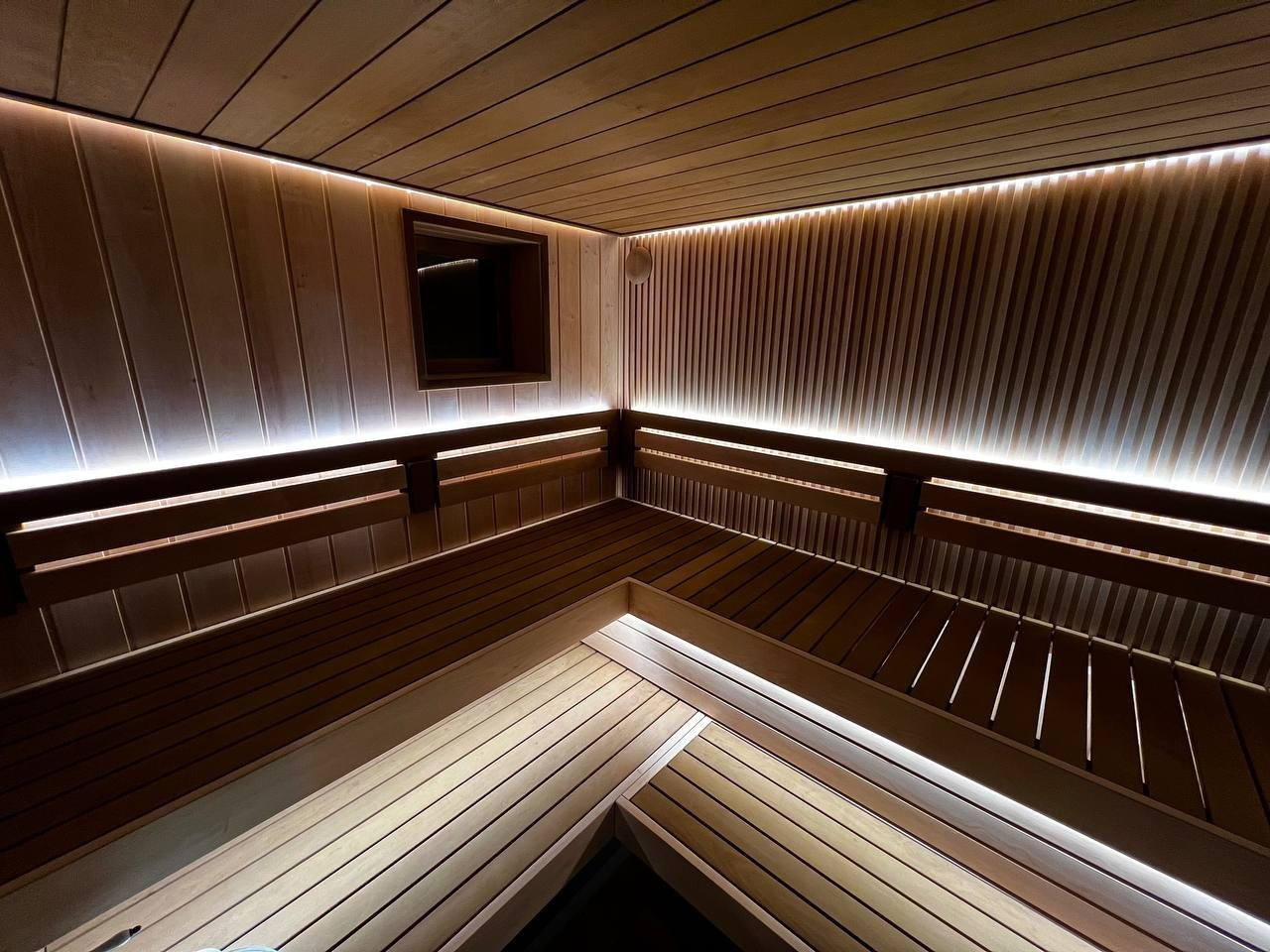 Компактная, но в то же время просторная парная в Петергофских дачах. Рациональное расположение полков и Easysteam в талькохлорите. SaunaTopMasters