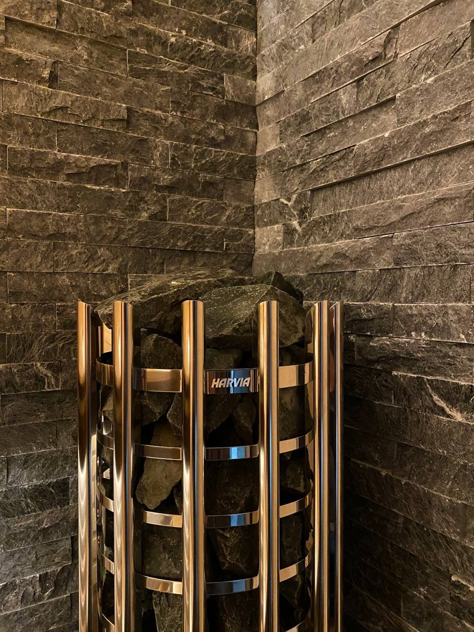 Семейная сауна в Кузьмолово на базе Harvia Glow. В отделку из липы встроены просторные полки из комбинации абаши+ термоабаши. SaunaTopMasters