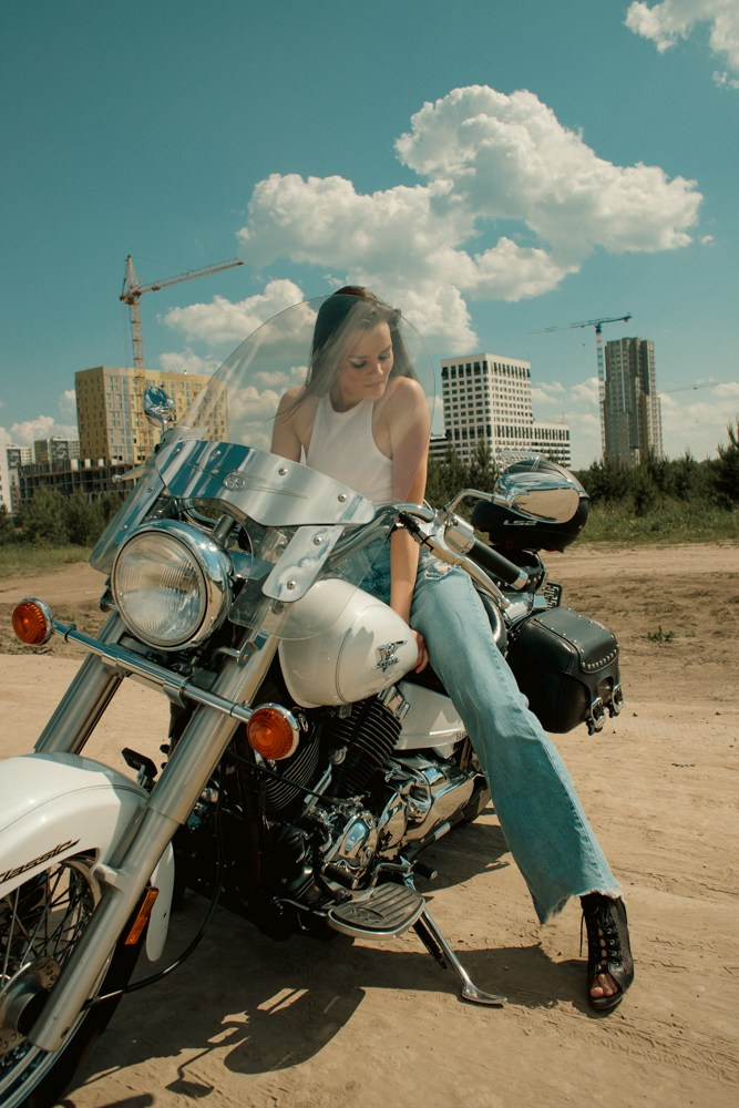 С мотоциклом. Фотограф в Тюмени Даша Михнова. Портреты, фотопроекты, фотодни