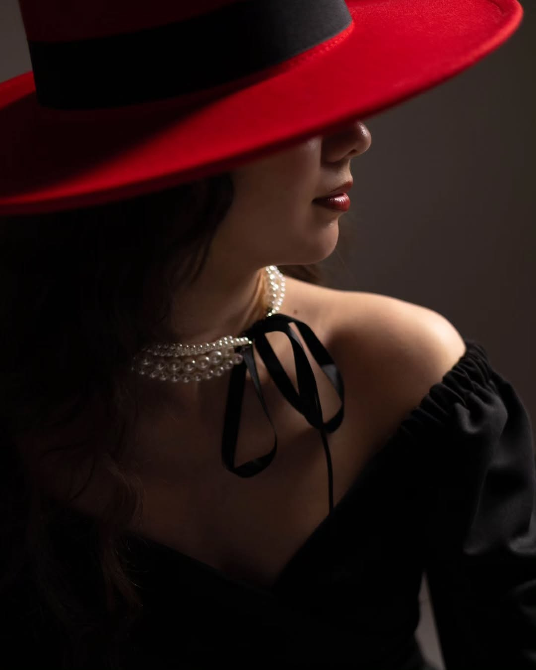 Студийная фотография девушки в шляпе