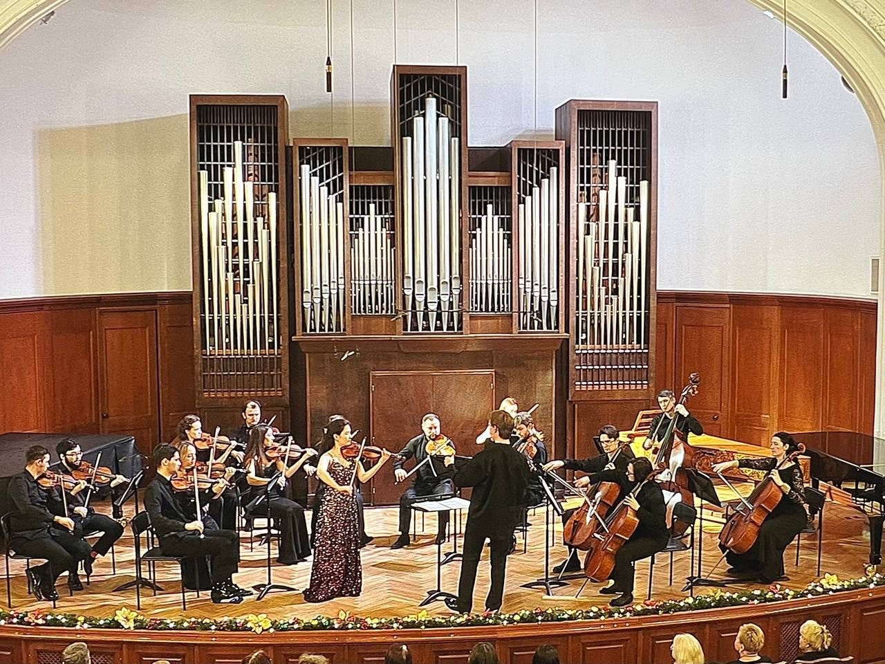 На сцене. Скрипачка Анна Савкина