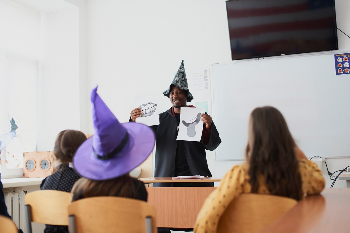 Тематический праздник в языковой школе FunLS. Репортажный и женский фотограф в Новосибирске