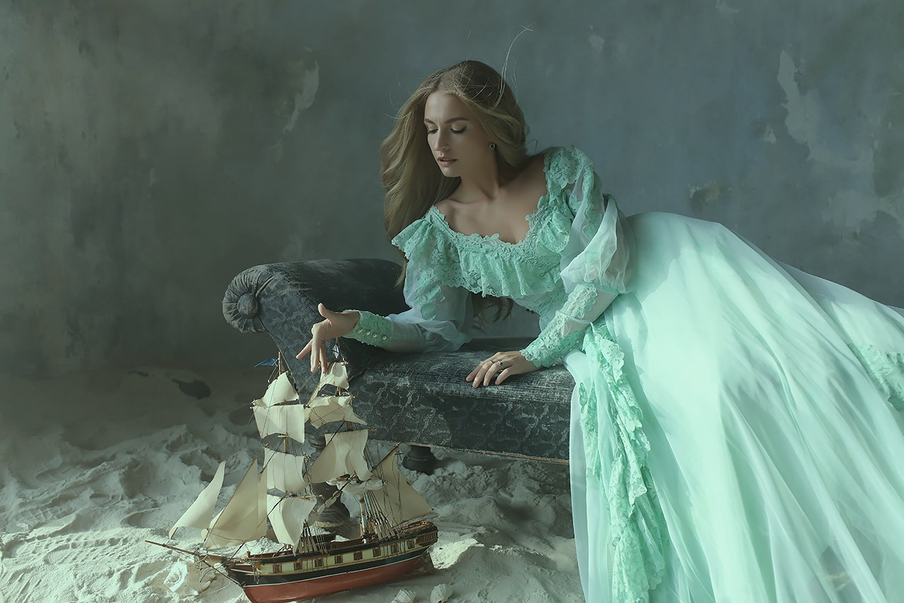 Девушка и море. Художественная винтажная фотография