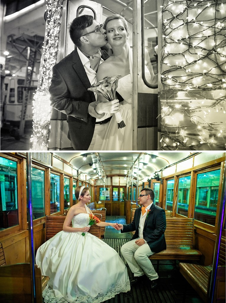 счастливые молодожены сидят в старинном вагоне в музее дорожного транспорта
