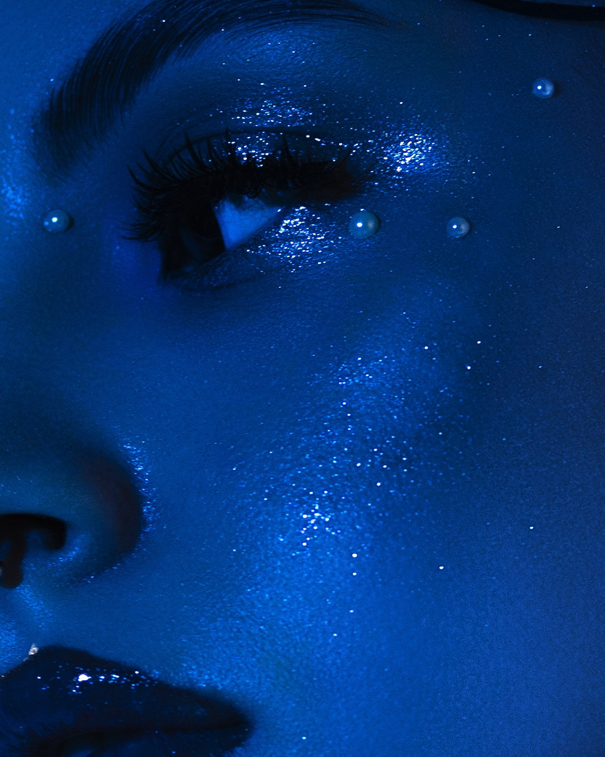 Фотограф Александра Овечкина (Пенза): макросъемка глаза со стразами и глиттером, глубокий синий свет, арт-макияж.