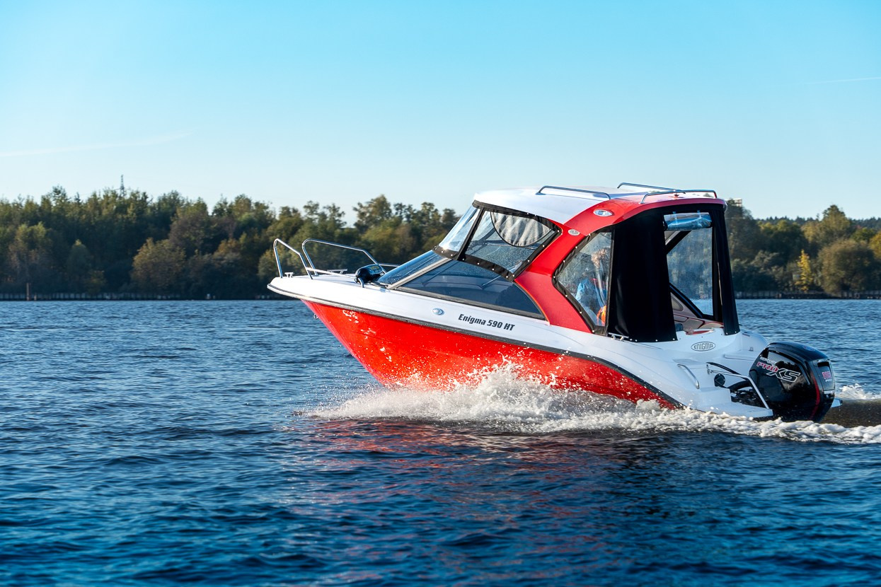 Лодка Enigma на высокой скорости 