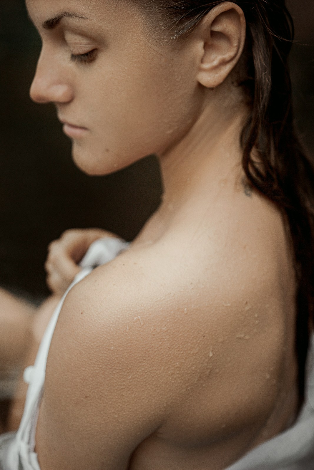 Портретная фотосессия Девушка в белой рубашке в озере. Портретный фотограф в Москве Ольга Акушко