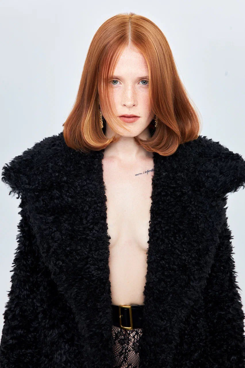 Рыжая девушка модель в черной шубке