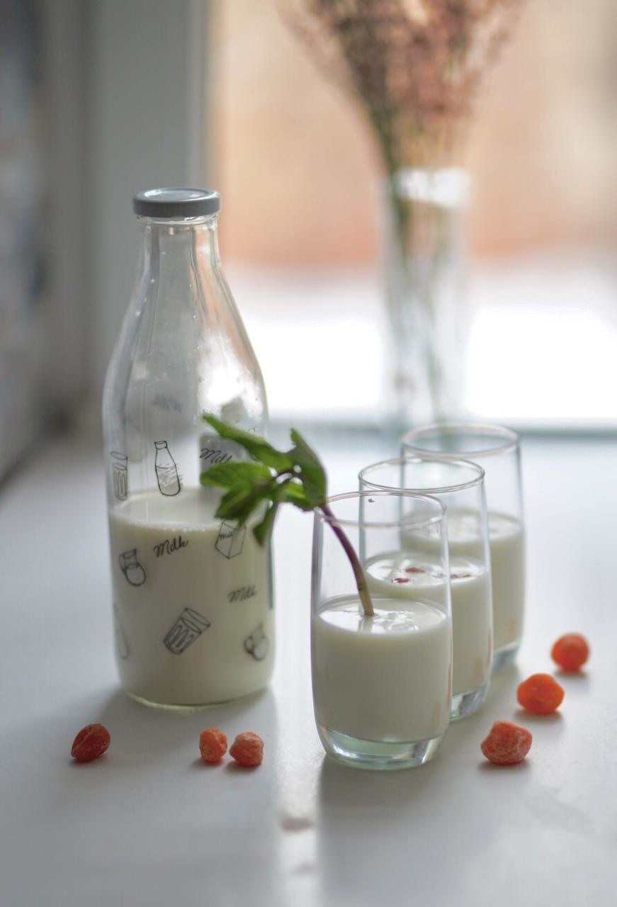 молоко на столе