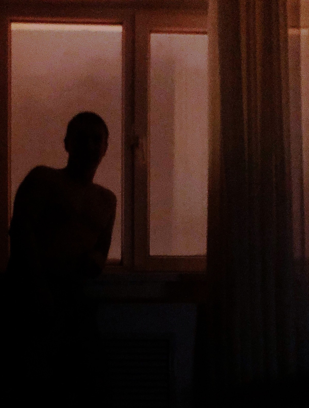 мужчина у окна