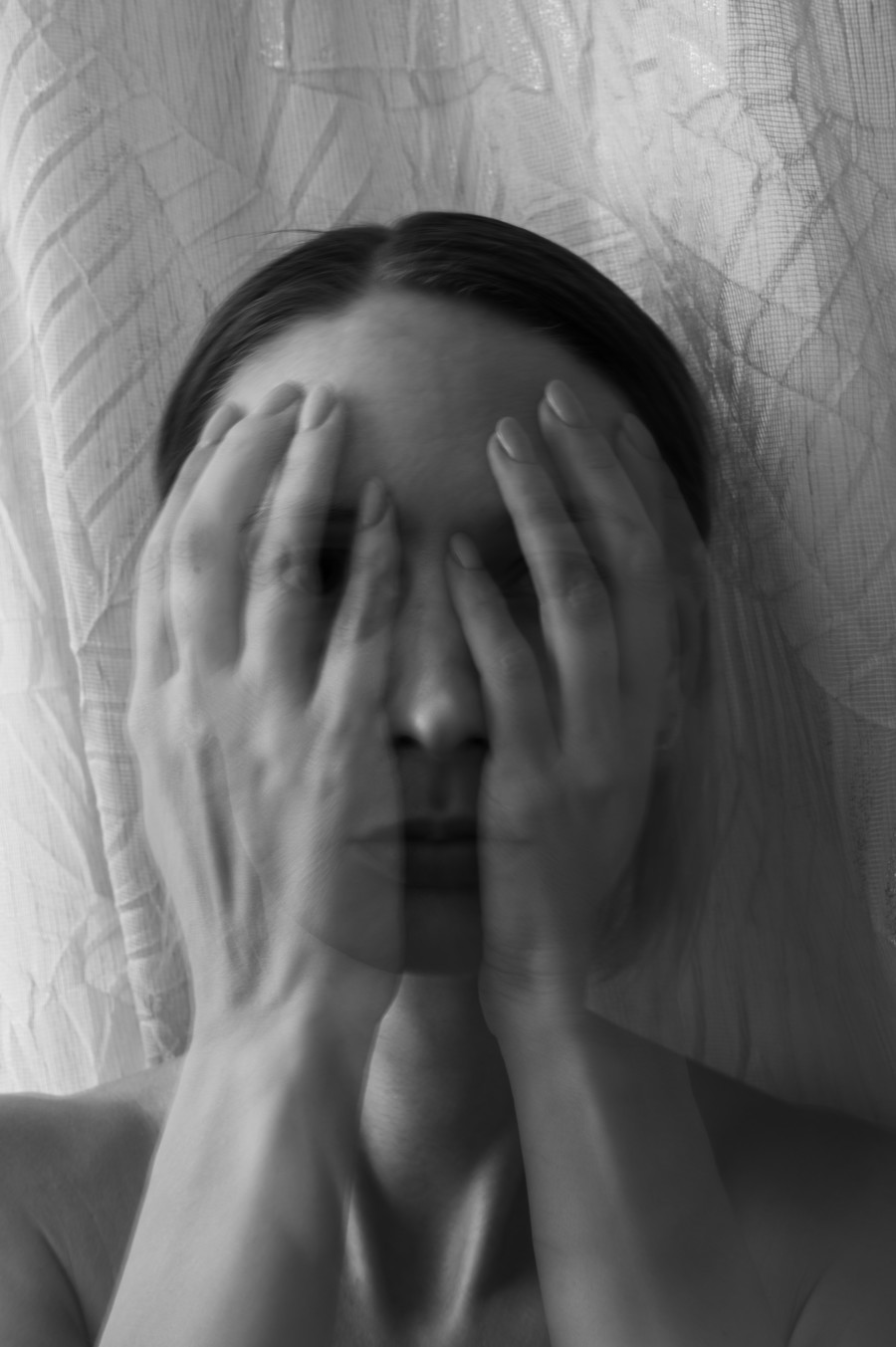 женщина закрыла лицо руками