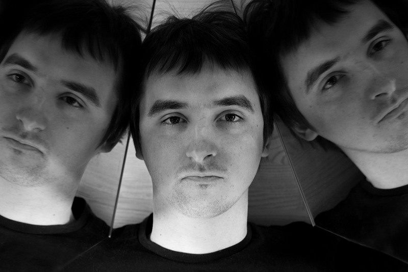 отражение  в зеркале мужчины