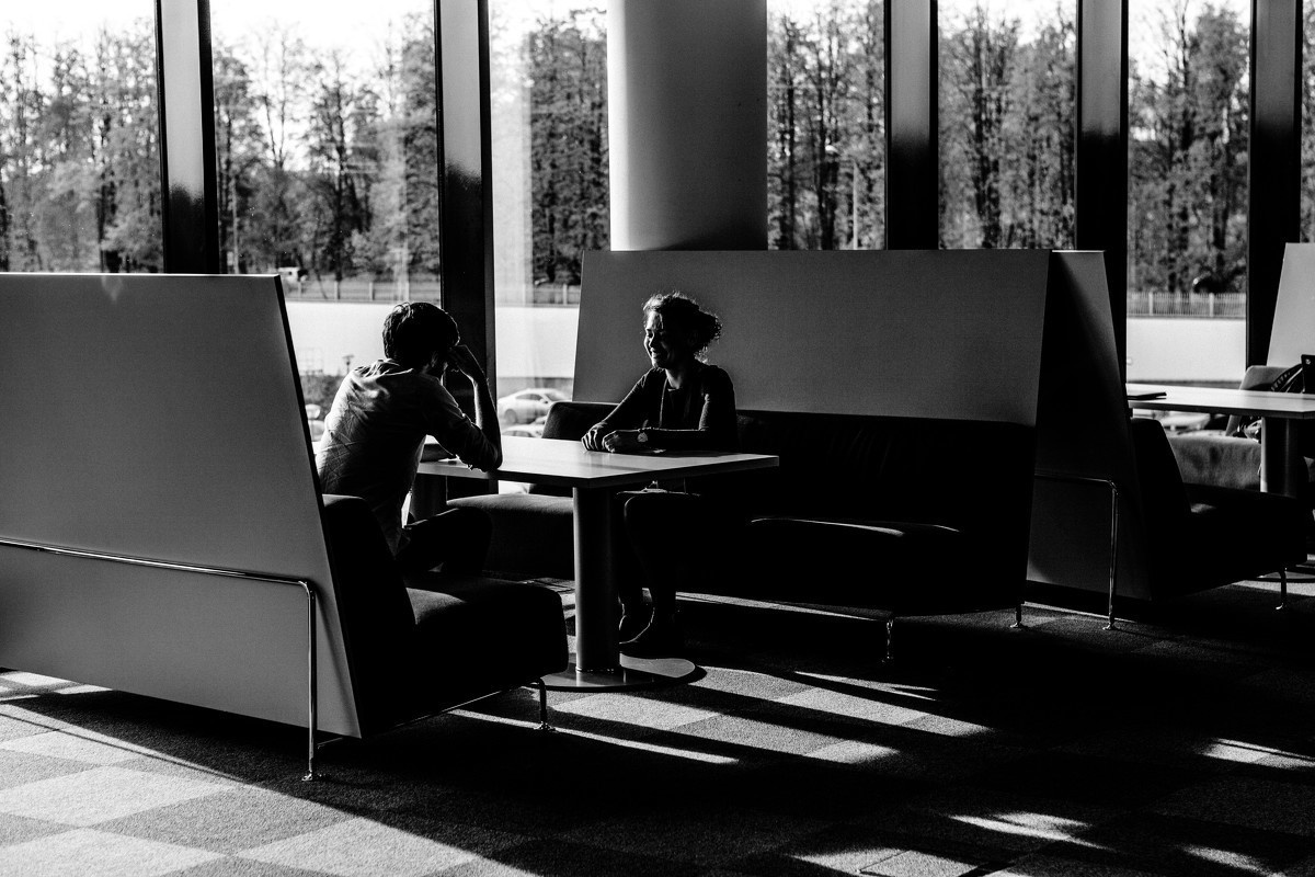 мужчина и женщина в баре