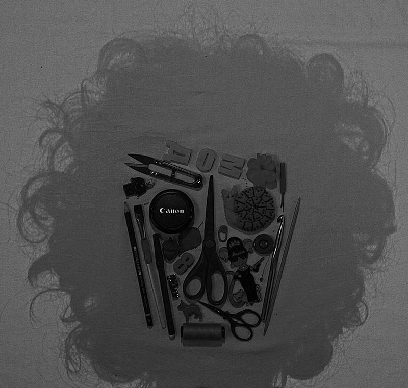 Тень кудрявой головы и раскладка предметов