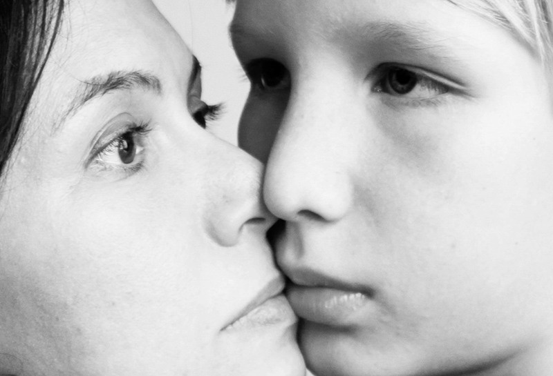  черно-белый портрет матери и дочери