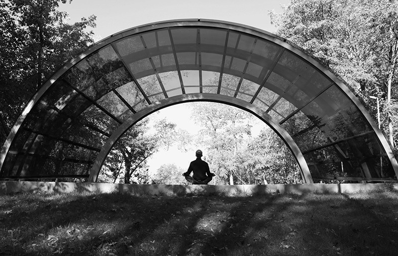 мужчина сидит в парке на сцене