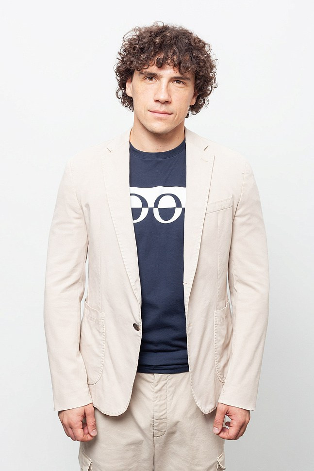 Максим, 181 см, 48-50 р-р. KED Production — продакшн из СПб. Создаём фото, видео и контент, который помогает брендам и селлерам продавать больше