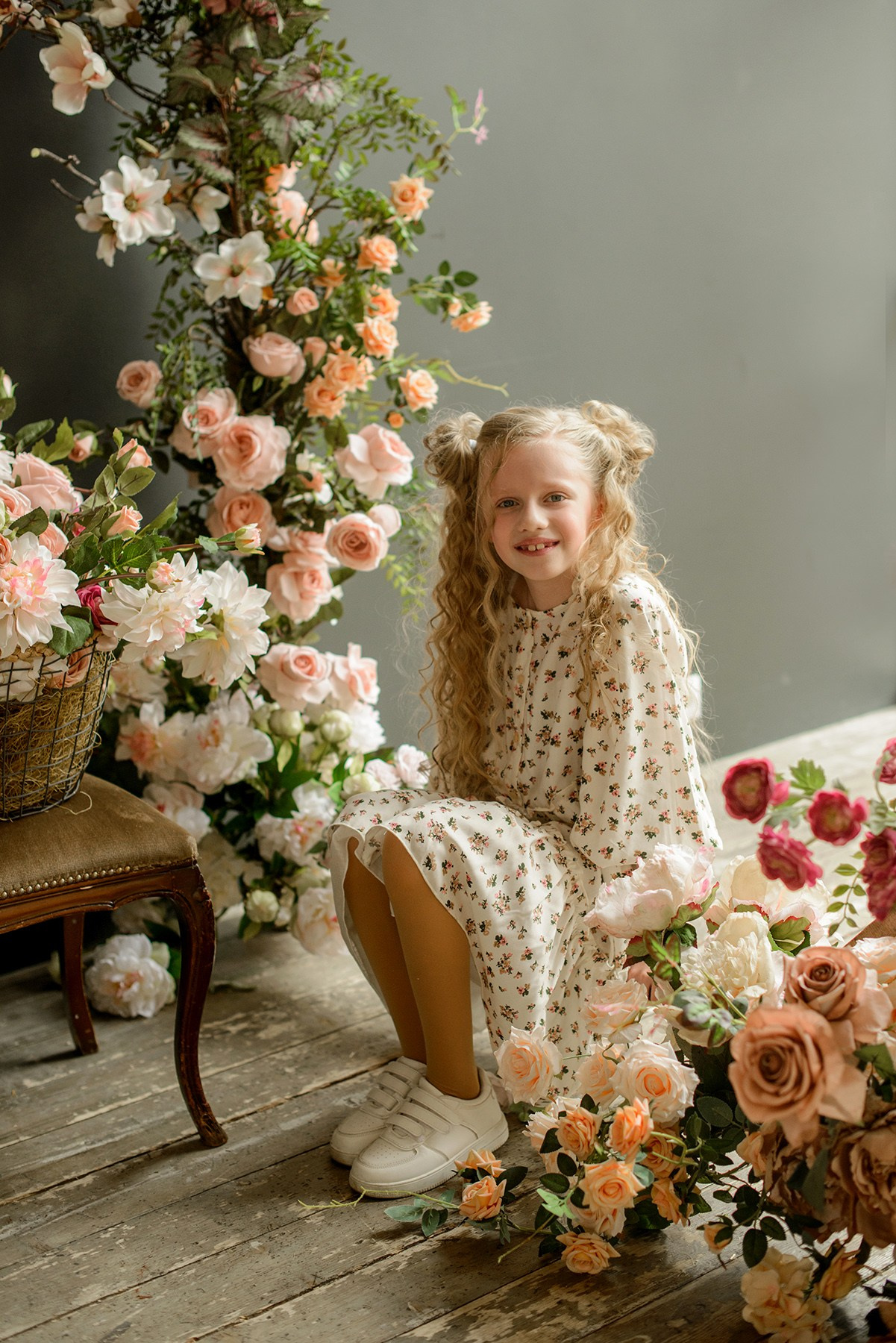 Photo shoot of a girl with goslings and a hat. Photographer Elena Carruthers, Scotland