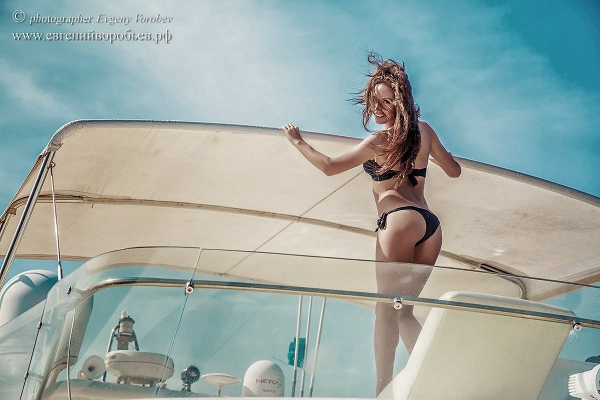 Фотосессия Пхукет фотограф красивая девушка в купальнике на яхте катамаран катер пляж Патонг Ката Карон Найхарн Майкао идея место поза пример фото море волна  заказать фотосъёмку Phuket Patong Naiharn цена стоимость описание фотосессии 
