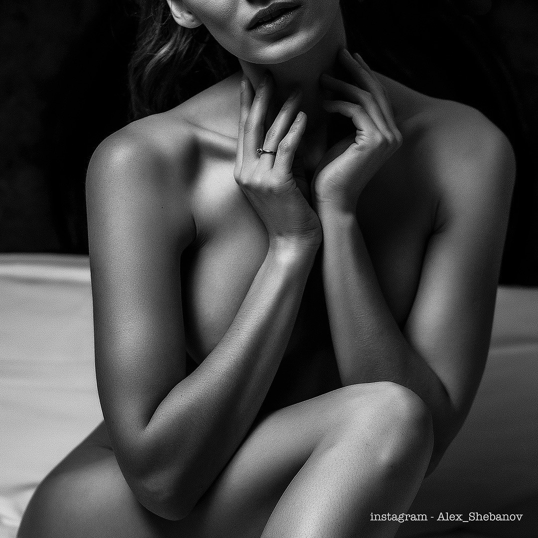 Женский фотограф Александр Шебанов работающий в жанрах чувственные портрет, будуар и арт ню. Красивые живые фотографии для женщин.