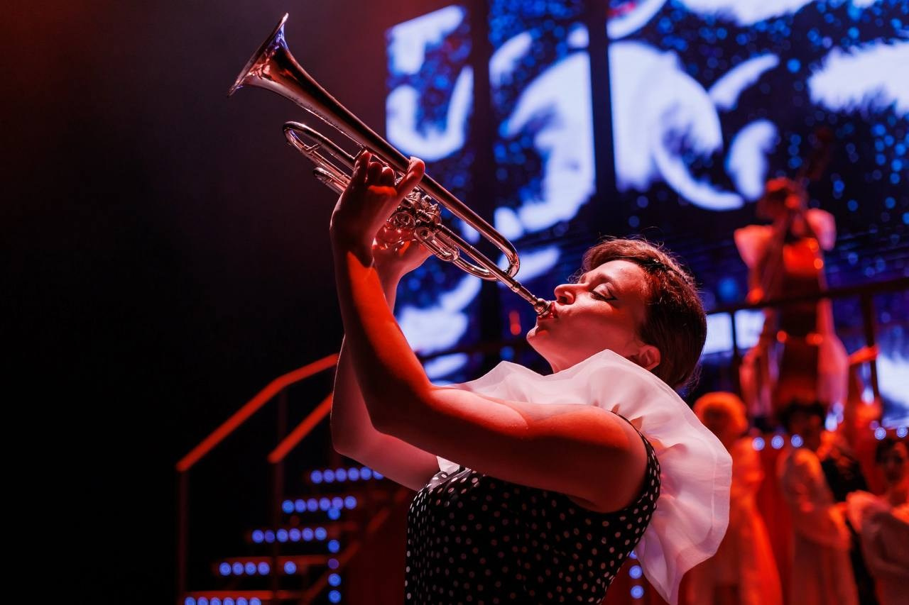 В ДЖАЗЕ ТОЛЬКО ДЕВУШКИ