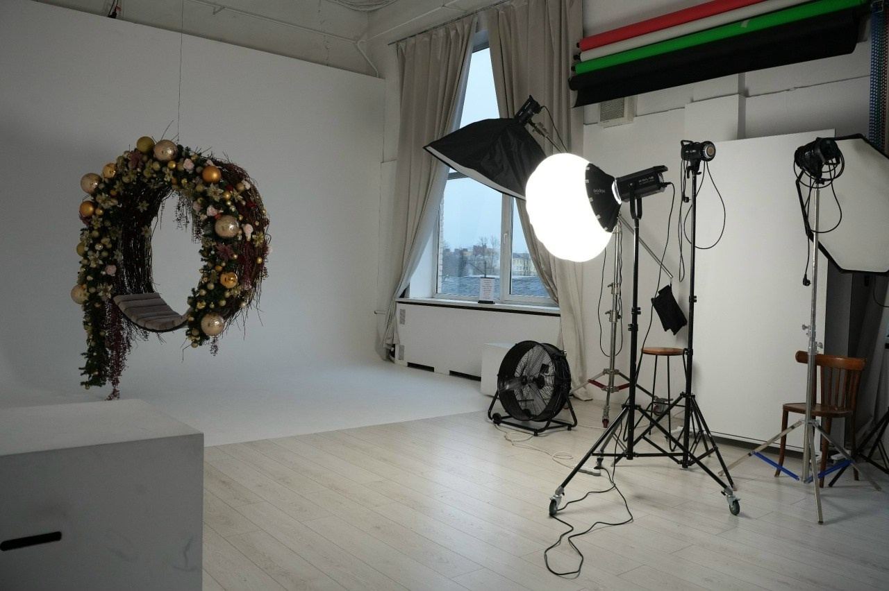 Зал White в фотостудии Точка. Профессиональная фотостудия в Санкт-Петербурге «Точка»