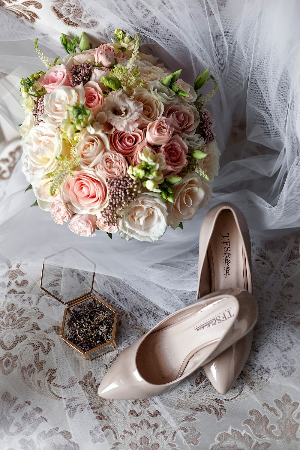 Свадебные детали: букет, туфли, кольца, фата