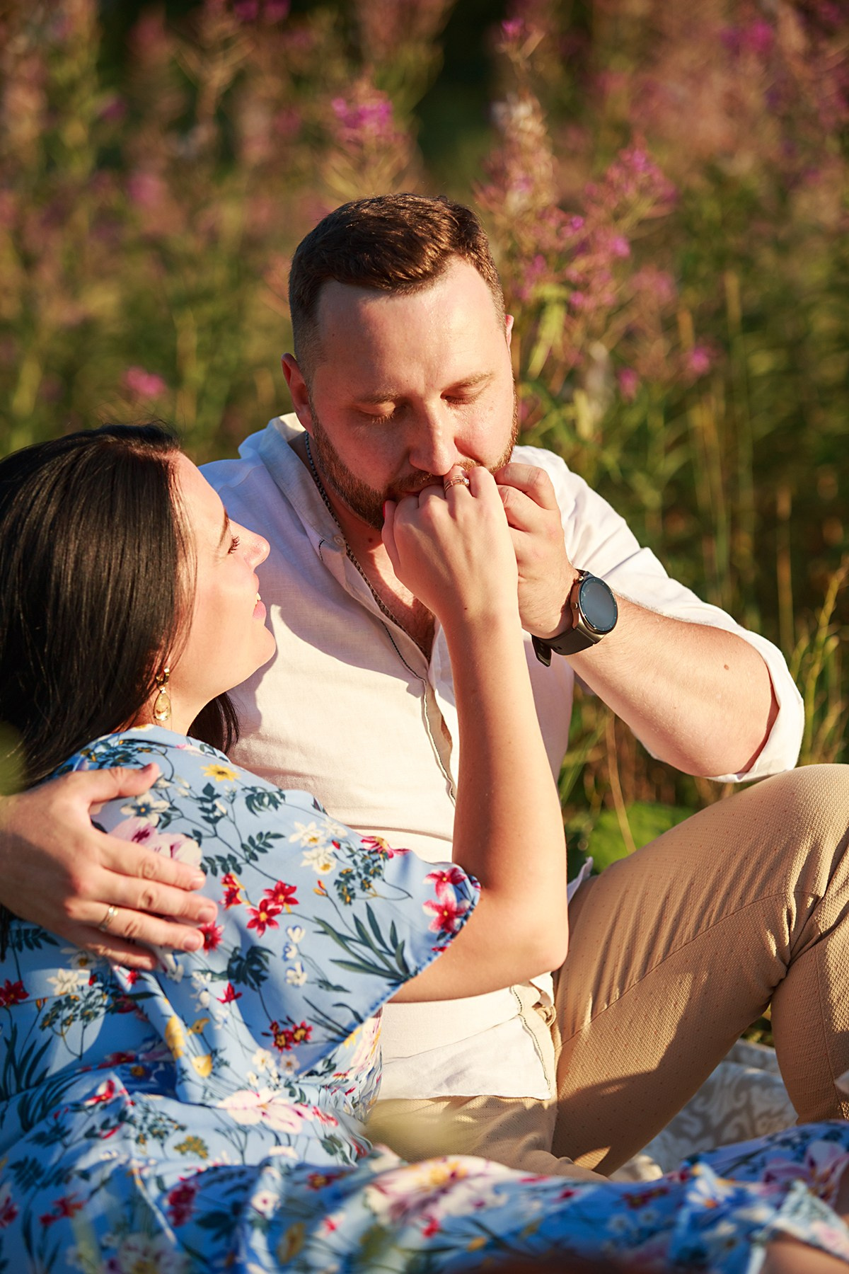 Фотосессия лавстори lovestory на годовщину свадьбы романтическая пара влюблённых в после цветов иван-чай. Семейный и детский фотограф в Москве Мария Быкова