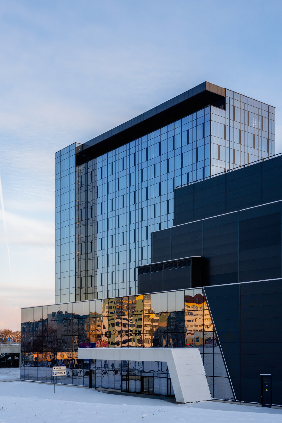 БЦ «Тринити», Гродно. Клиент: «ALUTECH». Задача: съёмка оконно-дверных и фасадных конструкций.