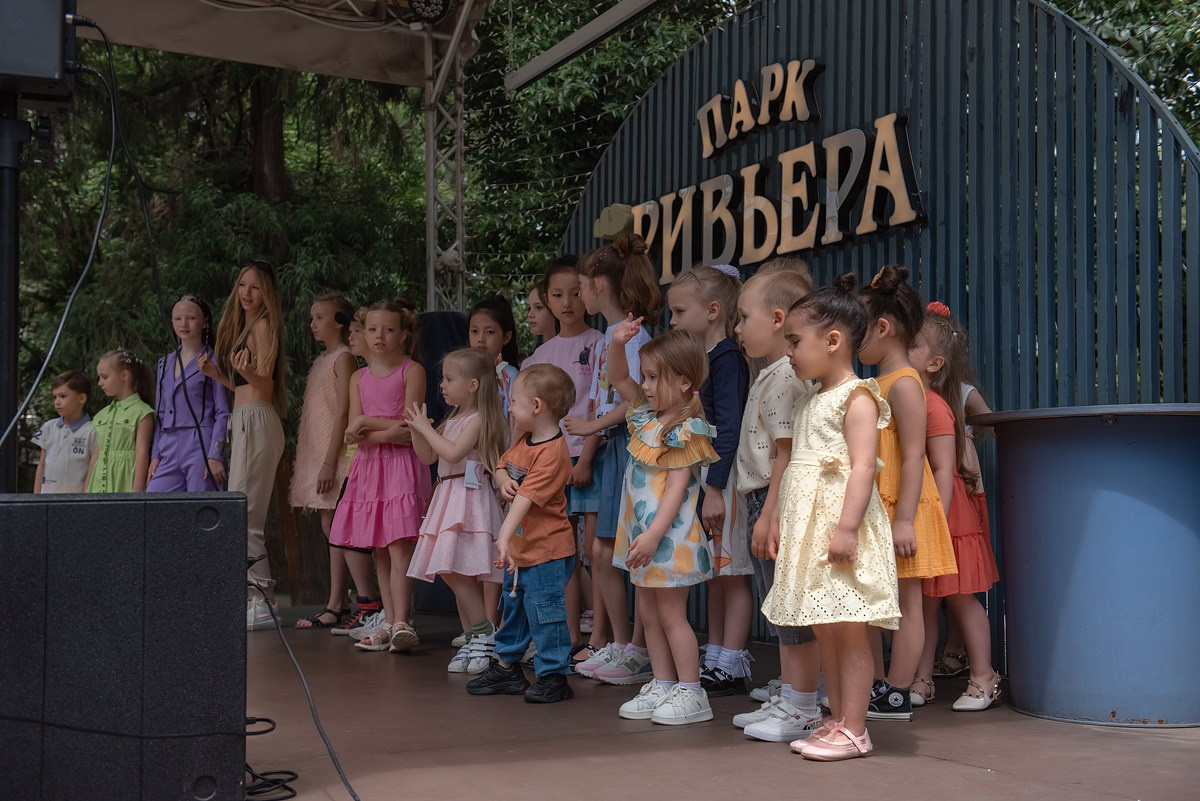 Парк Ривьера дефиле HAPPYkids. Семейный и коммерческий фотограф в Сочи Александр Бодунов