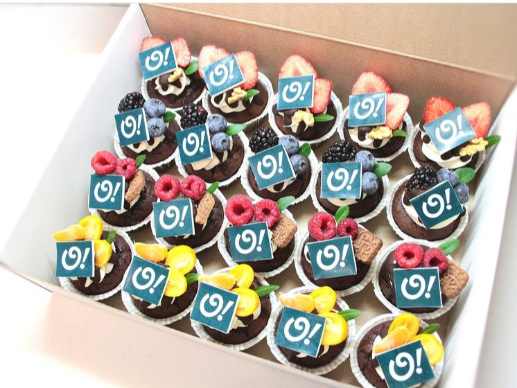 Капкейки фуршетные с логотипом. Katyasugarsugar капкейки, зефир, торты Москва