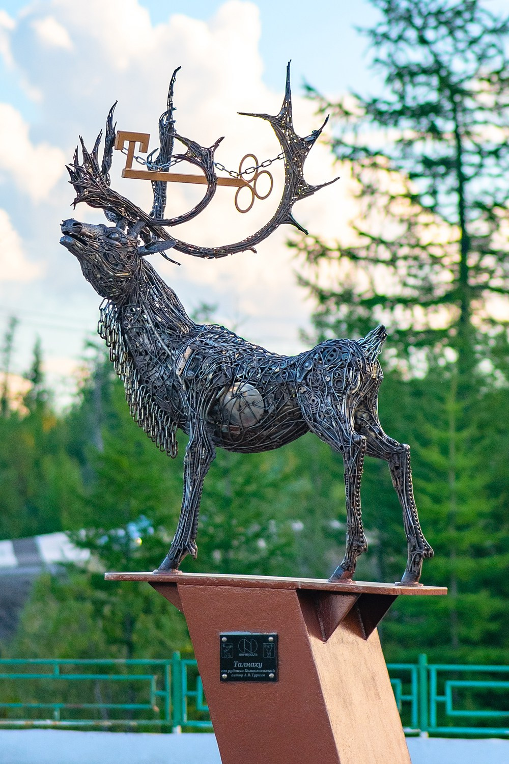 Скульптуры оленя и белого медведя на набережной реки Талнах. Талнах.рф