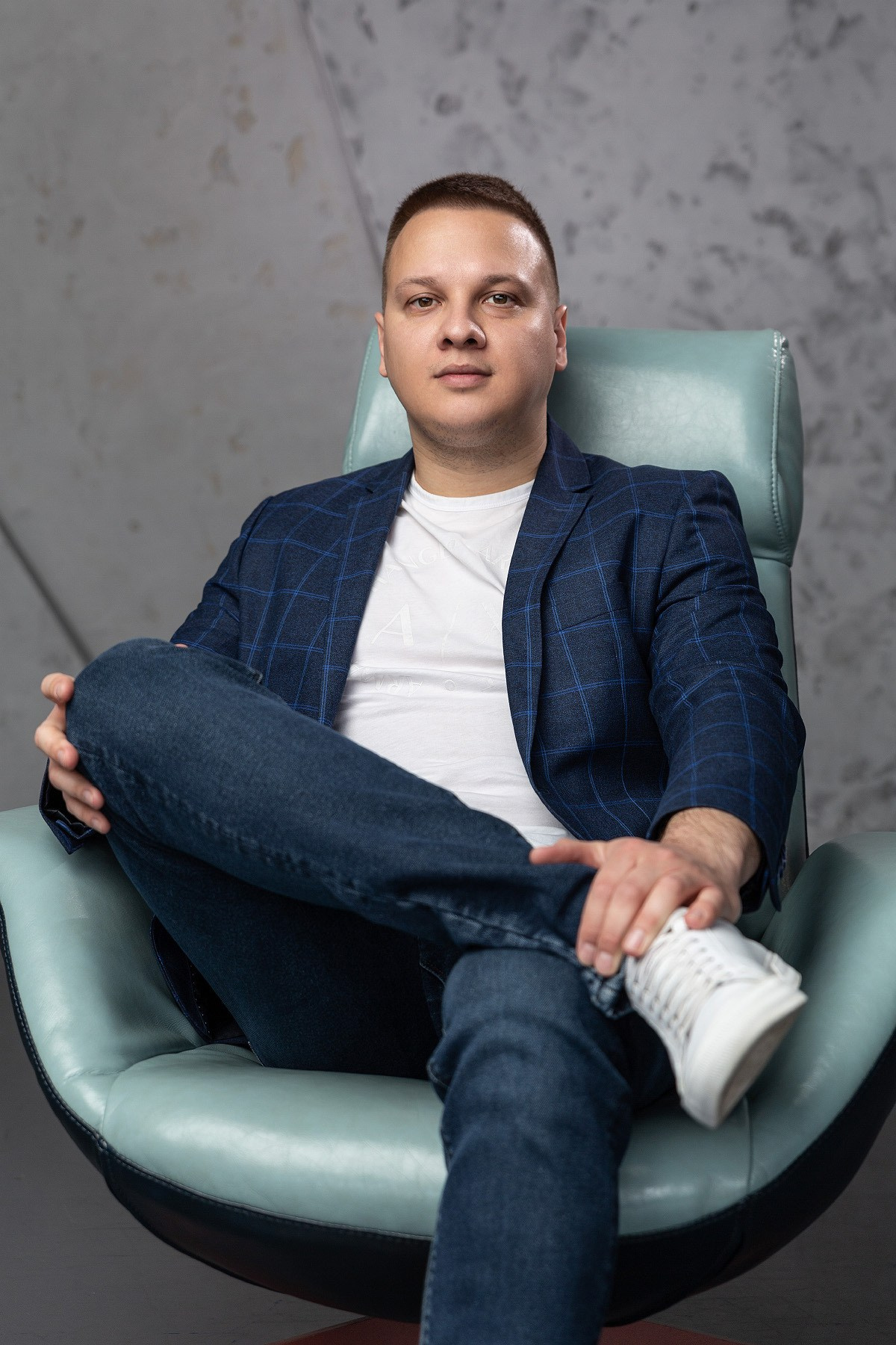 Деловое фото мужчины сидя в кресле