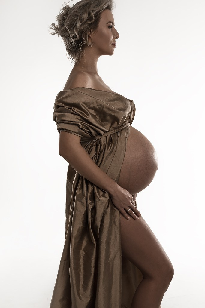 фотография обнаженной беременной, красивое фото беременности в стиле минимализм, фотография беременной в фотостудии