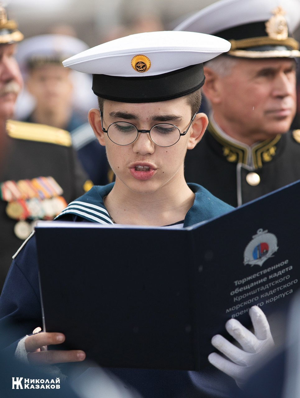 Кадет Кронштадского морского кадетского военного корпуса читает присягу на Якорной площади у Морского собора.