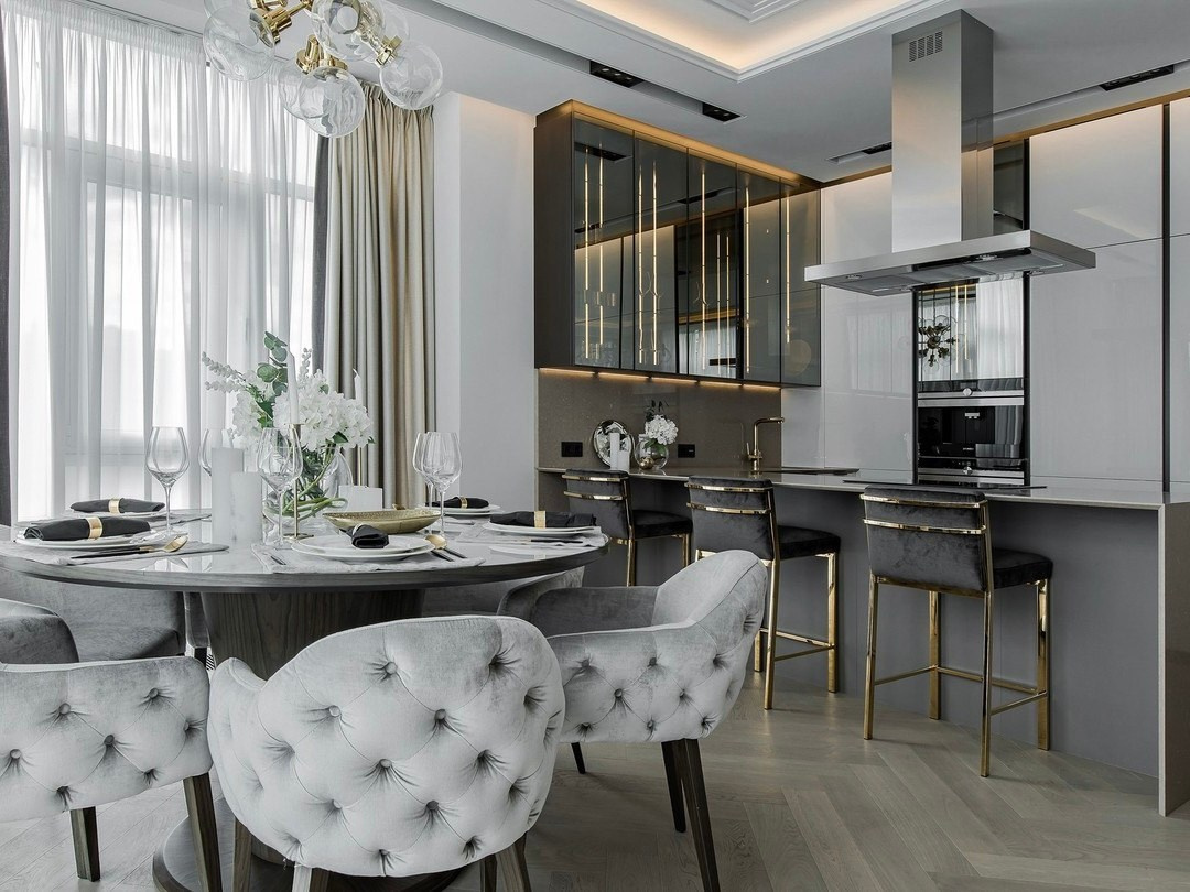 Кухня с глянцевыми фасадами, барной стойкой и обеденным столом | Валерия Котович