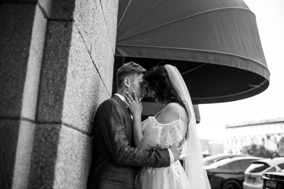 Свадебная фотосессия на Невском. Свадебный фотограф СПБ