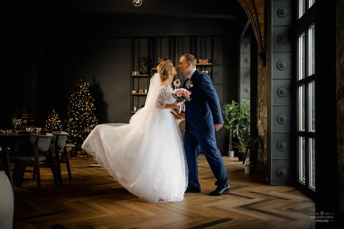 Свадебная фотосессия в интерьере: уют, фактура и свет как у старых мастеров. Свадебный фотограф — Санкт-Петербург (СПб) Питер