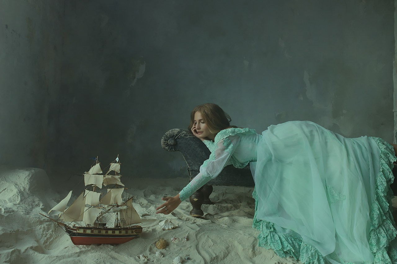 Девушка и море. Художественная винтажная фотография