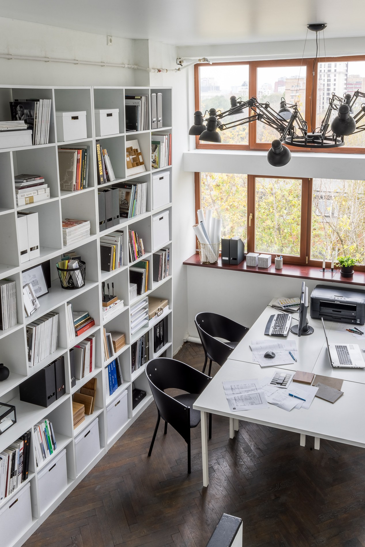 Офис дизайн-бюро Studio 25 в доме Наркомфина (до реконструкции). Фотограф Василий Буланов