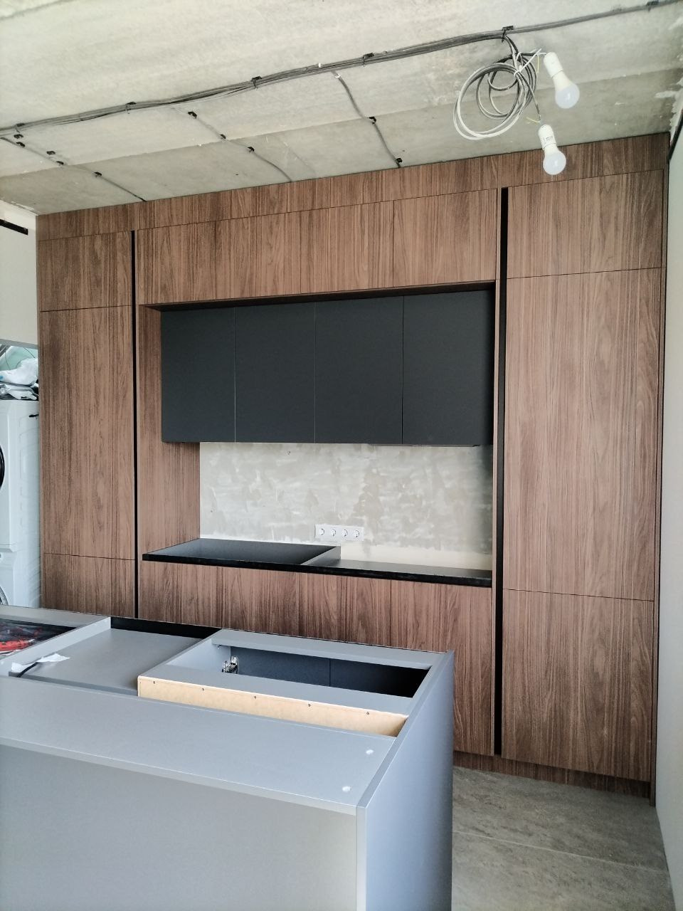 Фото с монтажа |Мебель на заказа: кухни, шкафы и т.д. в Томске. ГУДРУМ — Мебель на заказ в Томске | Кухни | Шкафы | Стулья и Столы